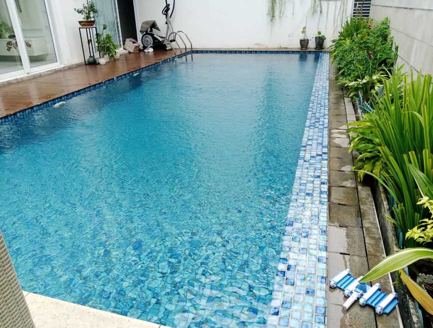 cara membersihkan kolam renang