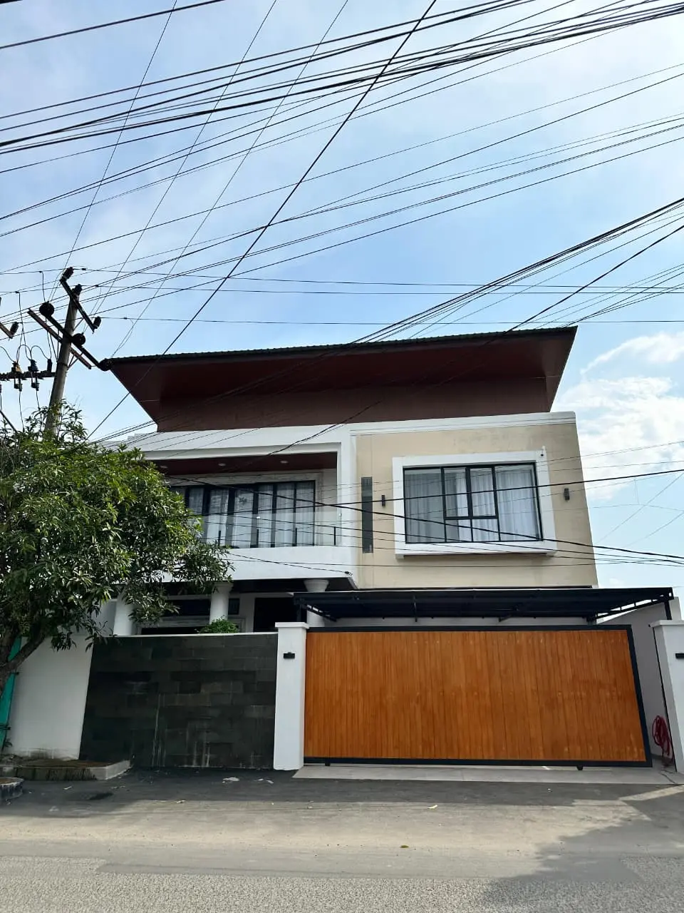 Tampak depan rumah tinggal dua lantai hasil pembangunan Banamitra