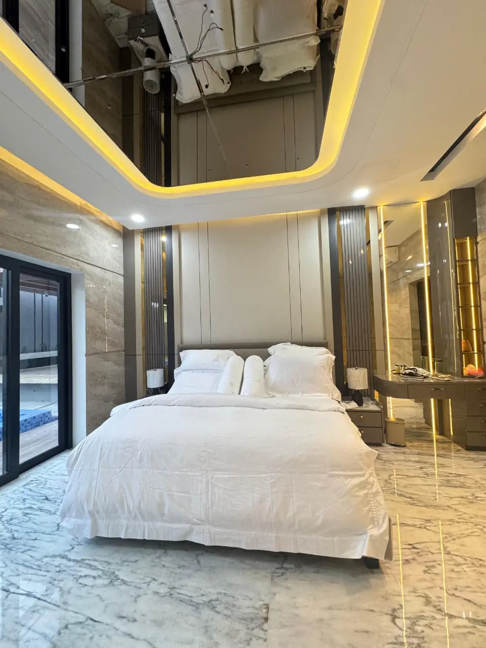 Interior kamar tidur dengan plafon drop ceiling dan pencahayaan tersembunyi