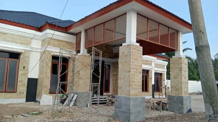 House JE Simalungun — Pembangunan rumah tropis klasik satu lantai di Simalungun, Sumatera Utara.