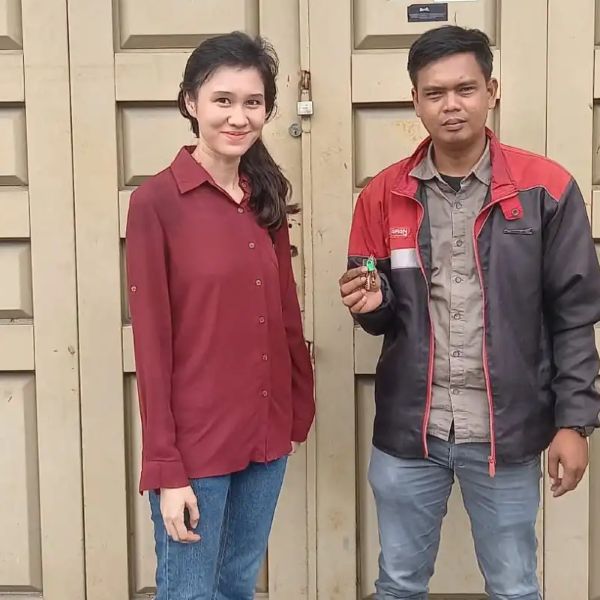 Serah terima kunci rumah kepada Ibu IT bersama tim Banamitra