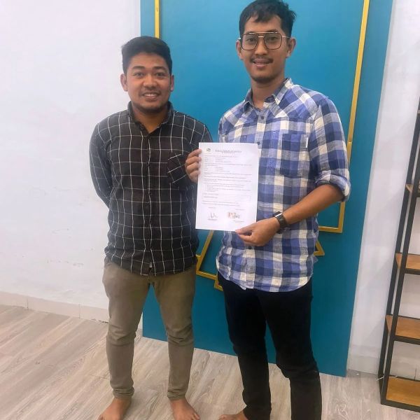 Serah terima rumah kepada Bp. SH — penandatanganan berita acara bersama tim Banamitra
