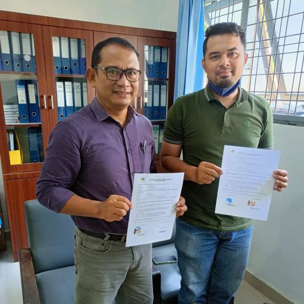 Serah terima rumah kepada Bp. SM — penandatanganan berita acara bersama tim Banamitra