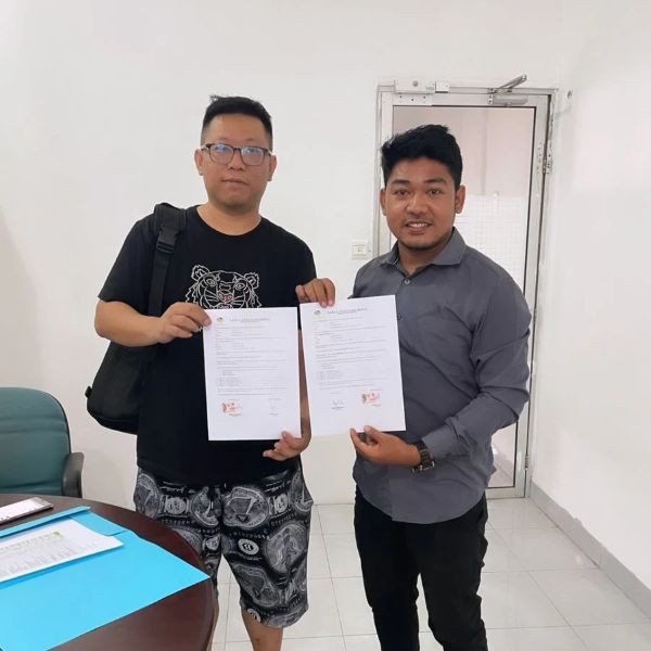 Serah terima rumah kepada Bp. ST — penandatanganan berita acara bersama tim Banamitra