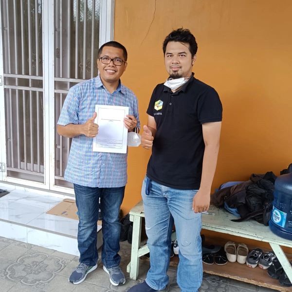 Serah terima rumah kepada Bp. WL — penandatanganan berita acara bersama tim Banamitra