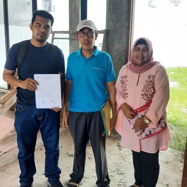 Serah terima rumah kepada Bp. ZU — penandatanganan berita acara di lokasi proyek bersama tim Banamitra