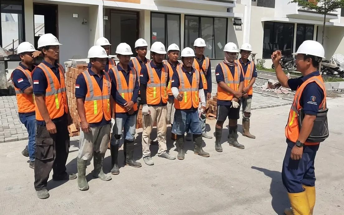 Tim Banamitra memberi arahan kerja kepada pekerja konstruksi di lokasi proyek rumah tinggal di Medan